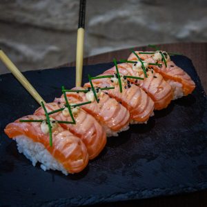 SUSHIS SAUMON FLAMBLE